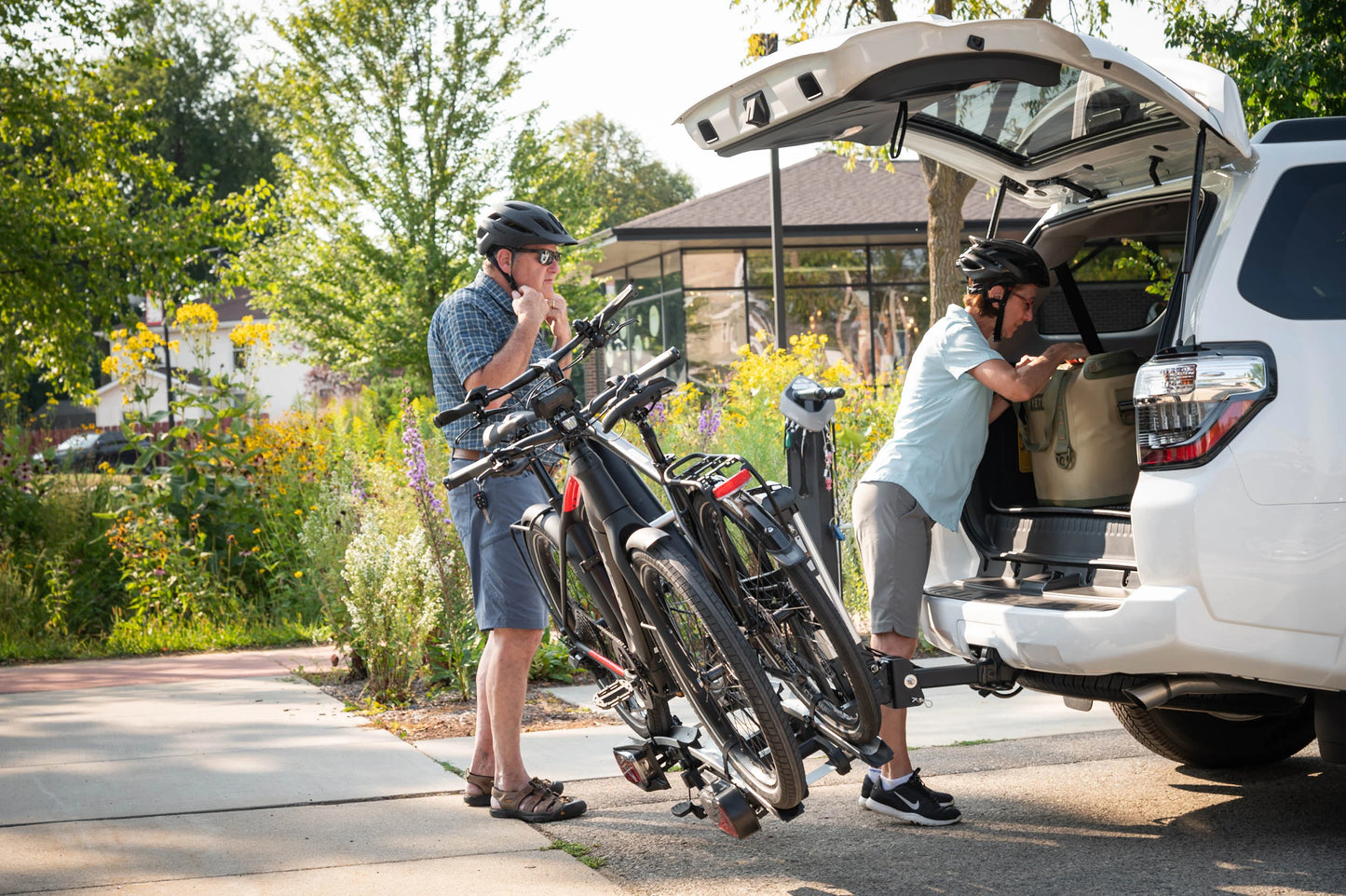 Saris Door County 2-Bike Motorized Hitch Rack, Electric Lift, Easy Tilt & Electric Rear Lights