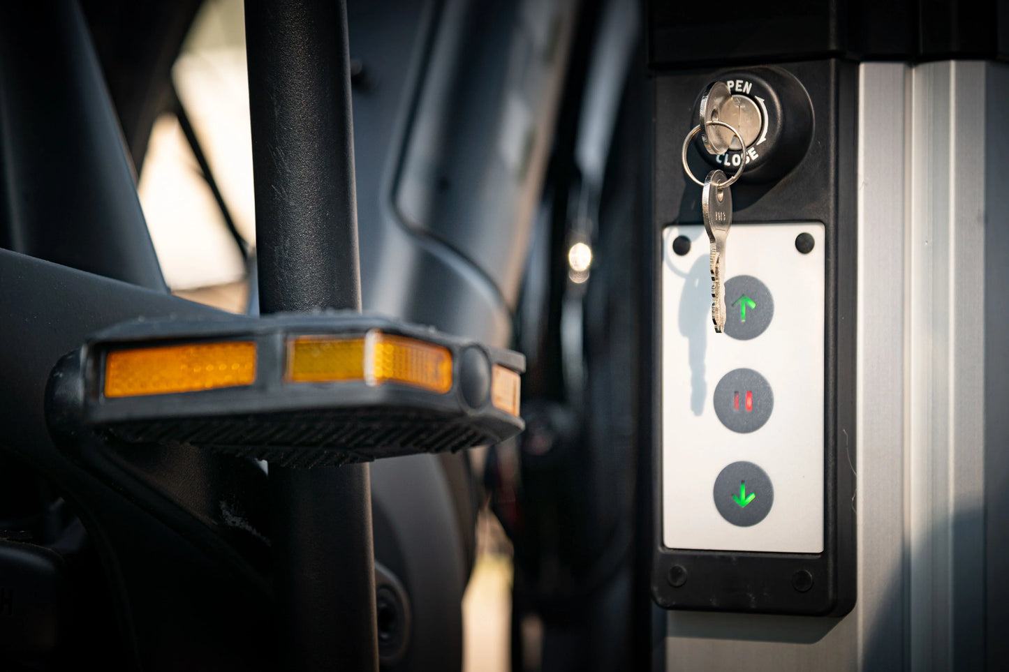 Saris Door County 2-Bike Motorized Hitch Rack, Electric Lift, Easy Tilt & Electric Rear Lights