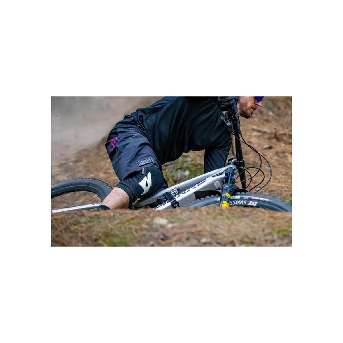 Muc-Off Cargo Bag and Frame Strap - Waterproof, Black (Bicycle Bags & Panniers) – studio photo