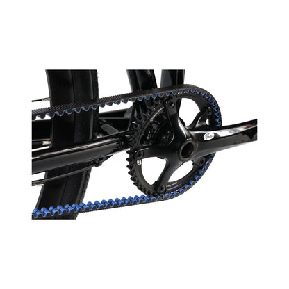 Gates Carbon Drive folding bike belt – A close-up shot of a glossy black bicycle drivetrain featuring a Gates Carbon Drive belt with bright blue teeth engaged with a black front sprocket.